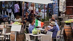 Menschen am Tisch in Italien