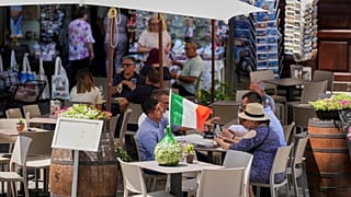 Persone a tavola in Italia