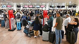 Belçika'nın Zaventem kentindeki Brüksel Uluslararası Havalimanı'nda gecikmelere neden olan bir siber saldırının ardından, 20 Eylül 2025, Cumartesi günü, insanlar check-in yapmak için sırada bekliyor. 