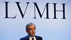 الرئيس التنفيذي لمجموعة LVMH برنار أرنو خلال مؤتمر صحفي في باريس، الثلاثاء 28 كانون الثاني/يناير 2020.