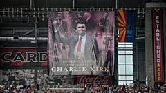 Ein Transparent für den konservativen Aktivisten Charlie Kirk ist während einer Gedenkfeier im State Farm Stadium in Glendale zu sehen, 21. September 2025