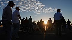 Люди стоят в очереди у мемориала консервативному активисту Чарли Кирку в воскресенье, 21 сентября 2025 года, на стадионе State Farm в Глендейле, штат Аризона.