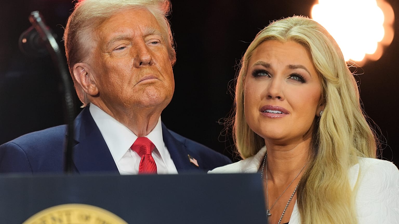 Prezydent Donald Trump stoi obok Eriki Kirk po zakończeniu uroczystości upamiętniającej jej męża, konserwatywnego aktywistę Charliego Kirka, w niedzielę 21 września