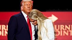Donald Trump conforte Erika Kirk lors de la cérémonie en l'honneur de son mari Charlie Kirk, le dimanche 21 septembre 2025, à Glendale, en Arizona