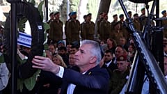 دیوید بارنیH، رئیس موساد اسرائیل، در مراسمی به مناسبت سالگرد حمله حماس در ۷ اکتبر  در گورستان نظامی کوه هرتسل در اورشلیم، اسرائیل، یکشنبه ۲۷ اکتبر ۲۰۲۴ 