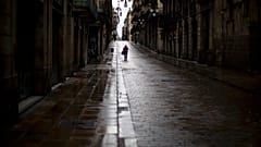 Una persona camina bajo la lluvia en Barcelona