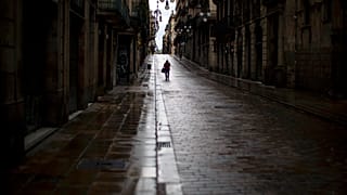 Una persona camina bajo la lluvia en Barcelona