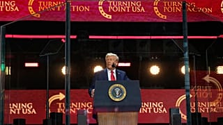 الرئيس الأمريكي دونالد ترامب يتحدث في حفل تأبين الناشط المحافظ تشارلي كيرك في ملعب ستيت فارم في غلينديل، أريزونا، الأحد 21 سبتمبر/ أيلول 2025.