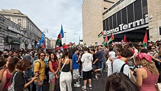 Lo sciopero generale per Gaza, manifestanti davanti alla stazione Termini di Roma