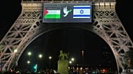 Un grand écran affiche des drapeaux palestinien et israélien et une colombe sur la Tour Eiffel, dimanche 21 septembre 2025, à Paris.