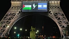 Auf einem großen Bildschirm werden am Sonntag, dem 21. September 2025, in Paris die palästinensische und die israelische Flagge sowie eine Taube auf dem Eiffelturm gezeigt.