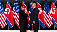 يتصافح الزعيم الكوري الشمالي كيم جونغ أون والرئيس الأمريكي دونالد ترامب قبل اجتماعهما في جزيرة سنتوسا في سنغافورة، 12 يونيو/ حزيران 2018.