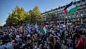 Protestocular, Paris'teki Cumhuriyet Meydanı'nda Filistin yanlısı bir gösteriye katılıyor