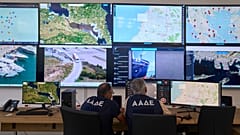 Inspectores de la Autoridad Independiente de Ingresos Públicos supervisan las transacciones en tiempo real en la sede de la AADE en Atenas, Grecia, 16 de septiembre de 2025