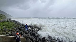 يراقب الناس الأمواج القوية التي تضرب مدينة باسكو، مقاطعة باتانيس، شمال الفلبين، حيث يؤثر الإعصار راجاسا على المنطقة، الاثنين 22 سبتمبر/ أيلول 2025.