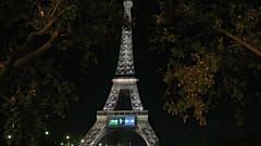 یک صفحه نمایش بزرگ، پرچم‌های فلسطین و اسرائیل و یک کبوتر را بر فراز برج ایفل، یکشنبه ۲۱ سپتامبر ۲۰۲۵ در پاریس، به نمایش می‌گذارد