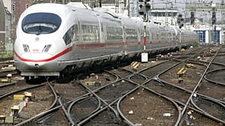 ARCHIV - Ein ICE-Zug der Deutschen Bahn faehrt am 21. April 2008 aus dem Hauptbahnhof in Köln.