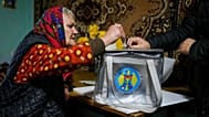 Mobil urnában dobja szavazatát egy választó a moldovai elnökválasztás második fordulójában 2024. november 3-án.