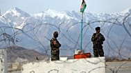جنود من الجيش الأفغاني يقفون للحراسة عند نقطة تفتيش قرب قاعدة باغرام شمال كابول، أفغانستان، الأربعاء 8 أبريل/نيسان 2020.