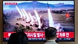 Экран телевизора показывает изображение запуска ракеты Северной Кореи во время программы новостей на железнодорожном вокзале Сеула в Сеуле, 30 мая 2024 года.