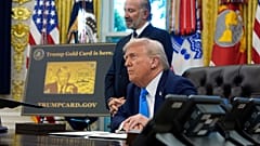 Oturan Başkan Donald Trump ve Ticaret Bakanı Howard Lutnick, 19 Eylül 2025, Cuma günü Beyaz Saray Oval Ofis'te gazetecilerin sorularını dinliyor. 