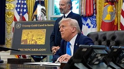 Oturan Başkan Donald Trump ve Ticaret Bakanı Howard Lutnick, 19 Eylül 2025, Cuma günü Beyaz Saray Oval Ofis'te gazetecilerin sorularını dinliyor. 