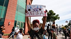 Eine Frau hält ein Schild mit der Aufschrift ANTIFA bei einem Protest in Los Angeles am Montag, 1. Juni 2020, wegen des Todes von George Floyd, der in Minneapolis starb.