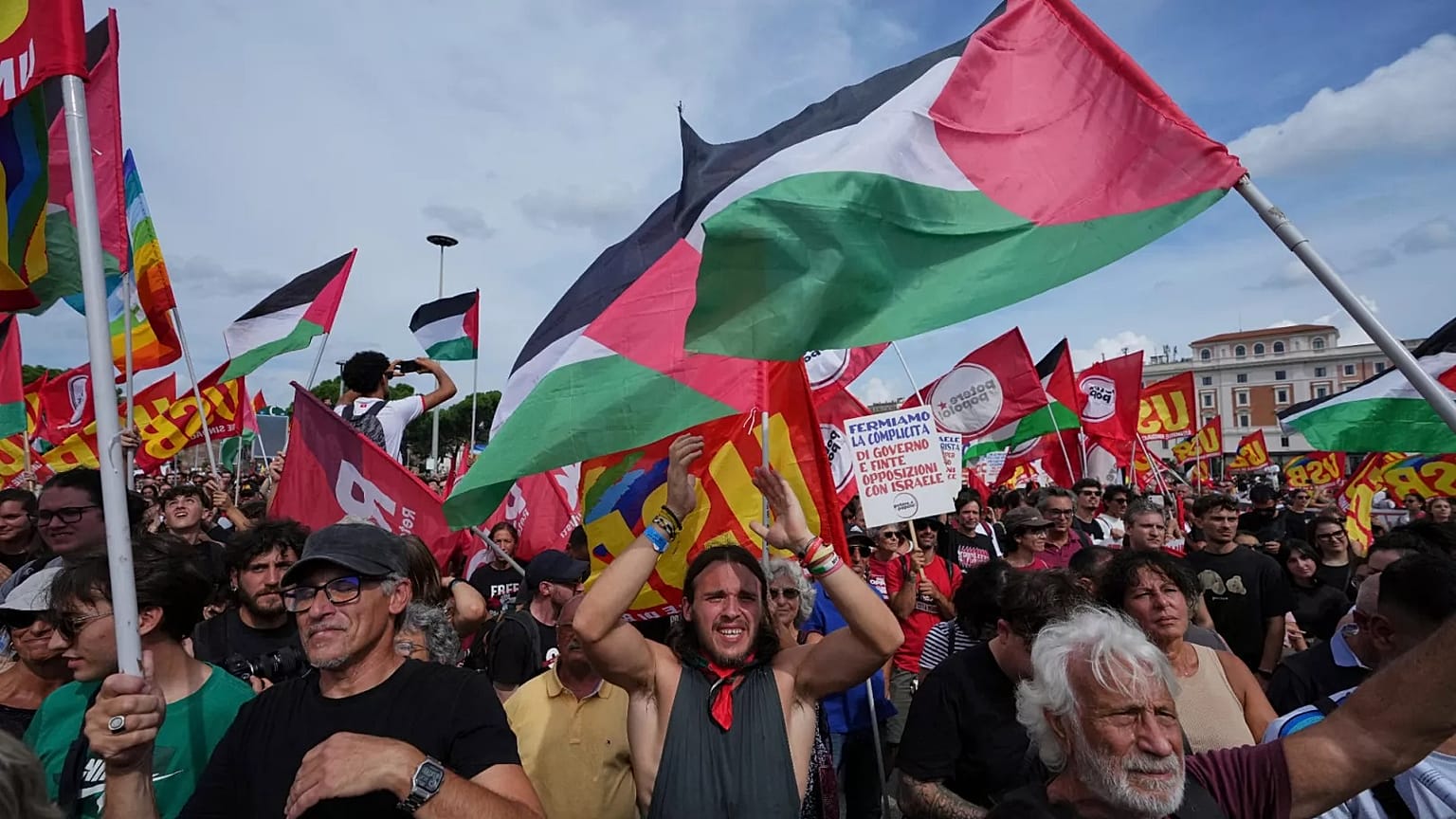 People take part in a demonstration in Rome part of a nationwide protest and general strike against the war in Gaza, 22 September, 2025