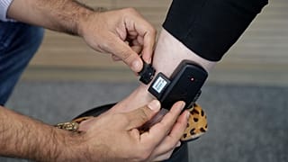 En esta foto del 3 de agosto de 2017, un empleado demuestra el funcionamiento de un brazalete electrónico en Synergye, empresa paulista que fabrica los brazaletes