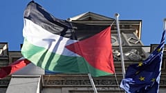Η παλαιστινιακή σημαία κυματίζει πάνω από την πρόσοψη του δημαρχείου στο Saint-Denis, στα περίχωρα του Παρισιού, τη Δευτέρα 22 Σεπτεμβρίου 2025.
