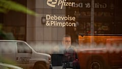 Pfizer tabelaları, 10 Nisan 2025 Perşembe günü New York'taki Pfizer NYC Genel Merkezi'nde sergileniyor. 