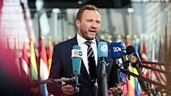  مارگوس ساهکنا، وزیر امور خارجه استونی، هنگام ورود به نشست وزیران خارجه ناتو در مقر این سازمان در بروکسل در تاریخ ۳ آوریل ۲۰۲۵ با رسانه‌ها صحبت می‌کند.