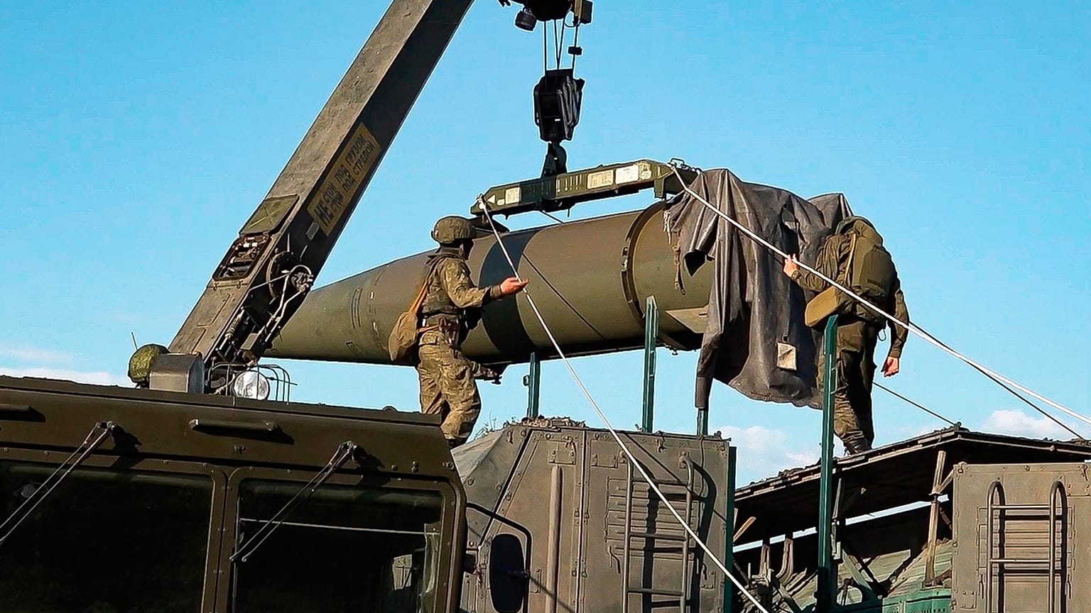 في هذه الصورة التي نشرتها الخدمة الصحفية لوزارة الدفاع الروسية في 21 مايو/أيار 2024، يظهر جنود روس وهم يُحمّلون صاروخ إسكندر خلال تدريب تكتيكي على استخدام الأسلحة النووية في م