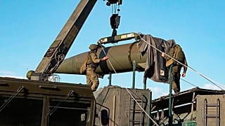 في هذه الصورة التي نشرتها الخدمة الصحفية لوزارة الدفاع الروسية في 21 مايو/أيار 2024، يظهر جنود روس وهم يُحمّلون صاروخ إسكندر خلال تدريب تكتيكي على استخدام الأسلحة النووية في م