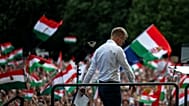 Magyar Péter távozik a színpadról egy pártrendezvényen