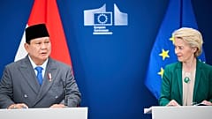 Ο Prabowo Subianto, πρόεδρος της Ινδονησίας, και η πρόεδρος της Επιτροπής Ursula von der Leyen, κατά τη διάρκεια συνέντευξης Τύπου στις Βρυξέλλες, στις 13 Ιουλίου 2025.