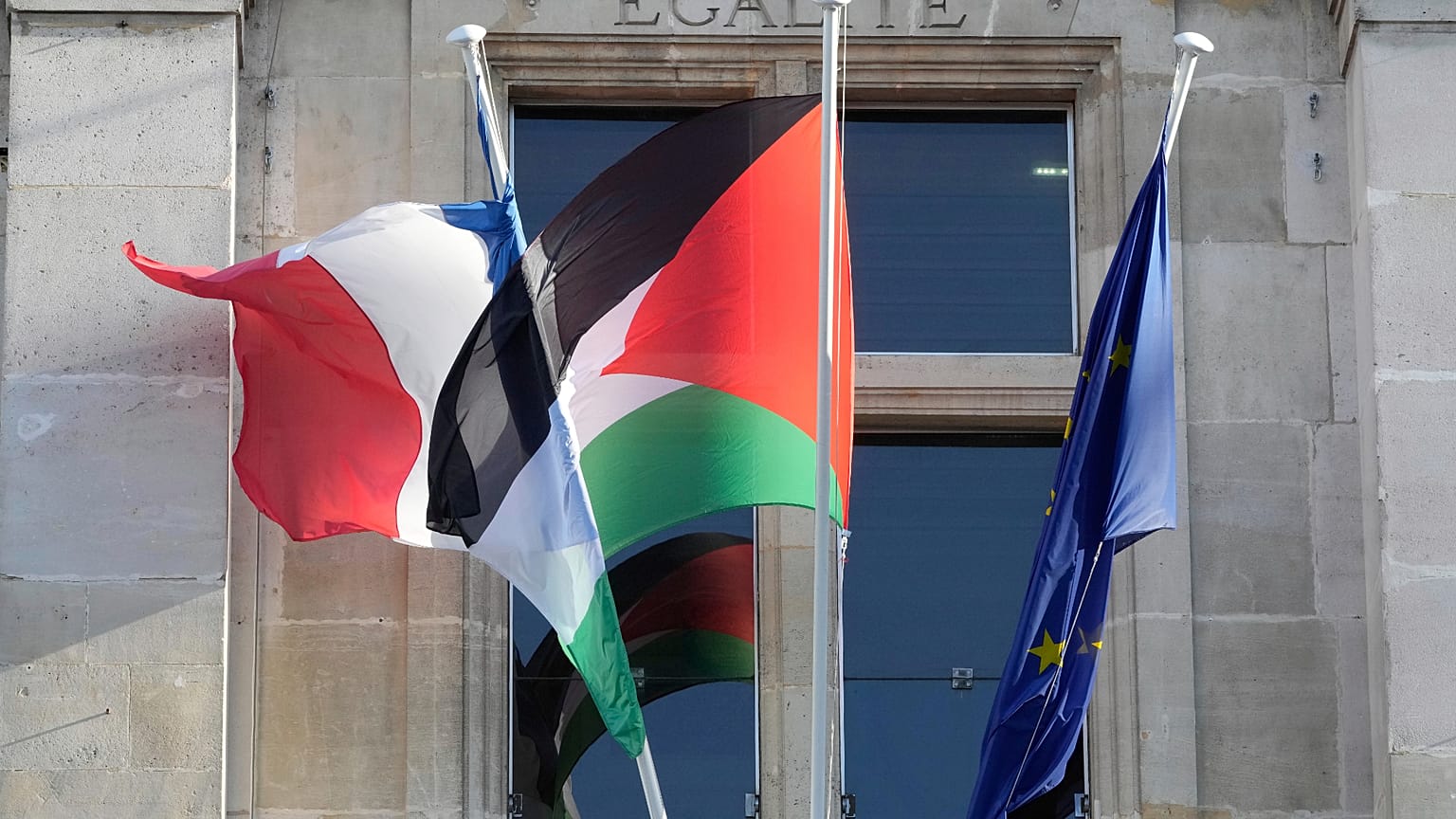 العلم الفلسطيني يرفرف على واجهة مبنى بلدية سان دوني خارج باريس، الاثنين 22 سبتمبر/أيلول 2025.