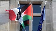 العلم الفلسطيني يرفرف على واجهة مبنى بلدية سان دوني خارج باريس، الاثنين 22 سبتمبر/أيلول 2025.