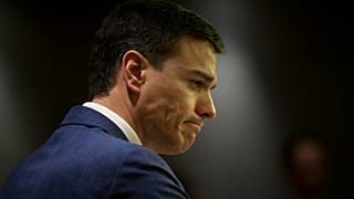 El líder del Partido Socialista de España, Pedro Sánchez, escucha una pregunta durante una rueda de prensa tras su reunión con el rey Felipe VI, el 26 de abril de 2016..