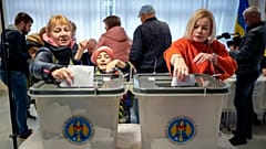 Γυναίκες ψηφίζουν κατά τη διάρκεια των προεδρικών εκλογών και του δημοψηφίσματος για την ένταξη στην ΕΕ στο Κισινάου, 20 Οκτωβρίου 2024