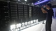 Un visitante toma fotografías del Huawei Atlas 900 A3 SuperPoD exhibido en la Conferencia Mundial de Inteligencia Artificial en Shanghai, China, el 26 de julio de 2025.