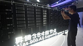 Un visitante toma fotografías del Huawei Atlas 900 A3 SuperPoD exhibido en la Conferencia Mundial de Inteligencia Artificial en Shanghai, China, el 26 de julio de 2025.