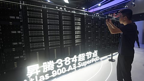 Un visitante toma fotografías del Huawei Atlas 900 A3 SuperPoD exhibido en la Conferencia Mundial de Inteligencia Artificial en Shanghai, China, el 26 de julio de 2025.