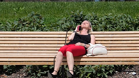 امرأة في أحد الحدائق بميلانو، إيطاليا، يوم الثلاثاء 16 يوليو 2024.