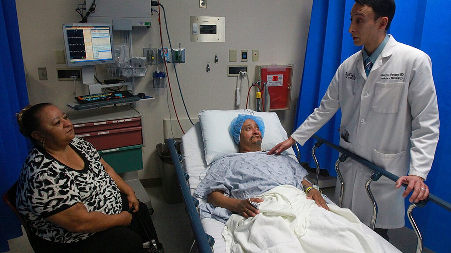 التقى طبيب القلب بجامعة تكساس للطب في سان أنطونيو، الدكتور مانوج بانداي، بالمريض ليوناردو بيريز يوم الاثنين 31 مارس/آذار 2014.