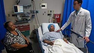 التقى طبيب القلب بجامعة تكساس للطب في سان أنطونيو، الدكتور مانوج بانداي، بالمريض ليوناردو بيريز يوم الاثنين 31 مارس/آذار 2014.