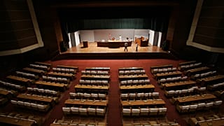 يقوم العمال بإجراء اللمسات النهائية يوم الإثنين 26 مايو 2008 داخل المركز الدولي للمؤتمرات في كاتماندو، نيبال