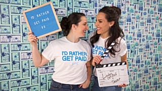 Οι συνιδρύτριες του Ladies Get Paid, Claire Wasserman και Ashley Louise, συνεργάτες της εκστρατείας I'd Rather Get Paid της Secret.