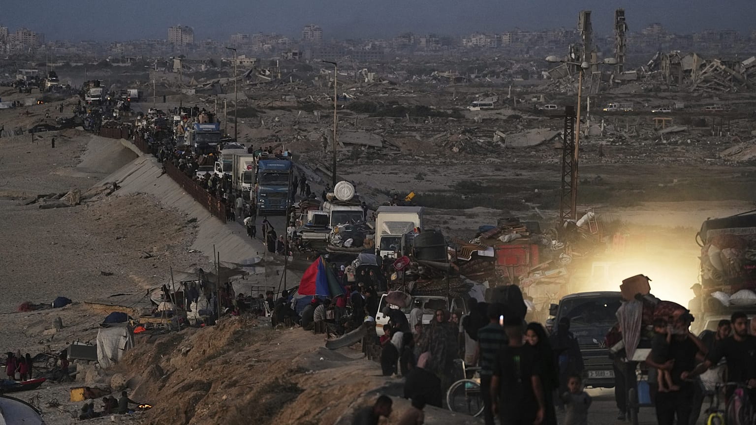 الفلسطينيون النازحون يفرون من شمال غزة على طول الطريق الساحلي نحو الجنوب، بعد أن أعلنت إسرائيل عن توسيع عملياتها في مدينة غزة، يوم الثلاثاء 16 سبتمبر 2025.