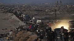 الفلسطينيون النازحون يفرون من شمال غزة على طول الطريق الساحلي نحو الجنوب، بعد أن أعلنت إسرائيل عن توسيع عملياتها في مدينة غزة، يوم الثلاثاء 16 سبتمبر 2025.